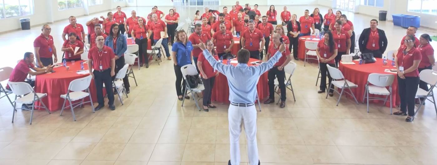 Alejandro Guzmán frente a un equipo completo de líderes de sucursal en un seminario del Método Buenavoz