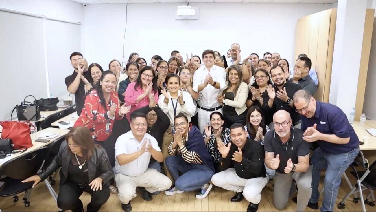 Equipo completo celebrando el cierre de un seminario del Programa de Mejora